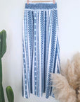 Jupe blanche à imprimé éthnique bleu.