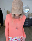 Casquette ajourée beige avec fils mettalisé doré