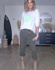 Pull blanc peace & love vert fluo - 𝐌𝐚𝐫𝐢𝐧𝐚𝟒𝟒𝐟𝐚𝐦𝐢𝐥𝐲