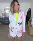 Veste beige à tags et inscriptions fluo