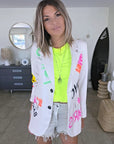 Veste beige à tags et inscriptions fluo