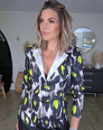 Veste cintrée noire à imprimé léopard jaune fluo - 𝐌𝐚𝐫𝐢𝐧𝐚𝟒𝟒𝐟𝐚𝐦𝐢𝐥𝐲