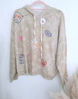 Pull beige imprimé bandana avec broderies