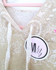 Pull beige imprimé bandana avec broderies
