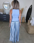 Jupe blanche à imprimé éthnique bleu.