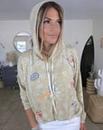 Pull beige imprimé bandana avec broderies