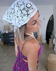 Foulard triangle blanc en crochet