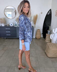 Veste cintrée bleue à imprimé python