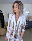 Veste cintrée tie and dye munie de strass au dos.