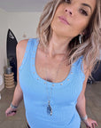 Débardeur bleu à encolure cloutée - 𝐌𝐚𝐫𝐢𝐧𝐚𝟒𝟒𝐟𝐚𝐦𝐢𝐥𝐲