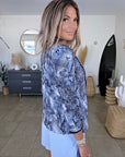 Veste cintrée bleue à imprimé python