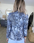 Veste cintrée bleue à imprimé python