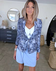 Veste cintrée bleue à imprimé python