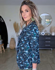 Veste cintrée à imprimé camouflage
