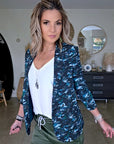 Veste cintrée à imprimé camouflage