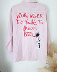 Chemise rayée rose à inscription au dos