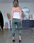 Pantalon cargo satiné kaki