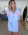 Chemise bleu ciel à palmiers orange fluo