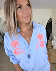 Chemise bleu ciel à palmiers orange fluo