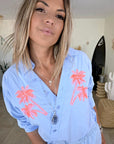 Chemise bleu ciel à palmiers orange fluo