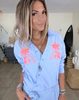 Chemise bleu ciel à palmiers orange fluo
