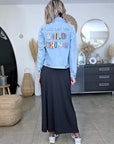 Veste en jean avec inscriptions perlées au dos