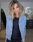 Veste en jean avec inscriptions perlées au dos