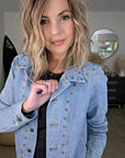 Veste en jean avec inscriptions perlées au dos