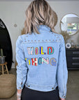 Veste en jean avec inscriptions perlées au dos