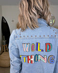 Veste en jean avec inscriptions perlées au dos