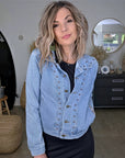 Veste en jean avec inscriptions perlées au dos