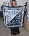 Foulard noir à imprimé bandana