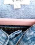 Veste en jean avec inscriptions perlées au dos