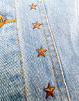 Veste en jean avec inscriptions perlées au dos