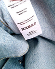 Veste en jean avec inscriptions perlées au dos