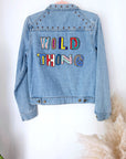 Veste en jean avec inscriptions perlées au dos