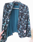Veste cintrée à imprimé camouflage