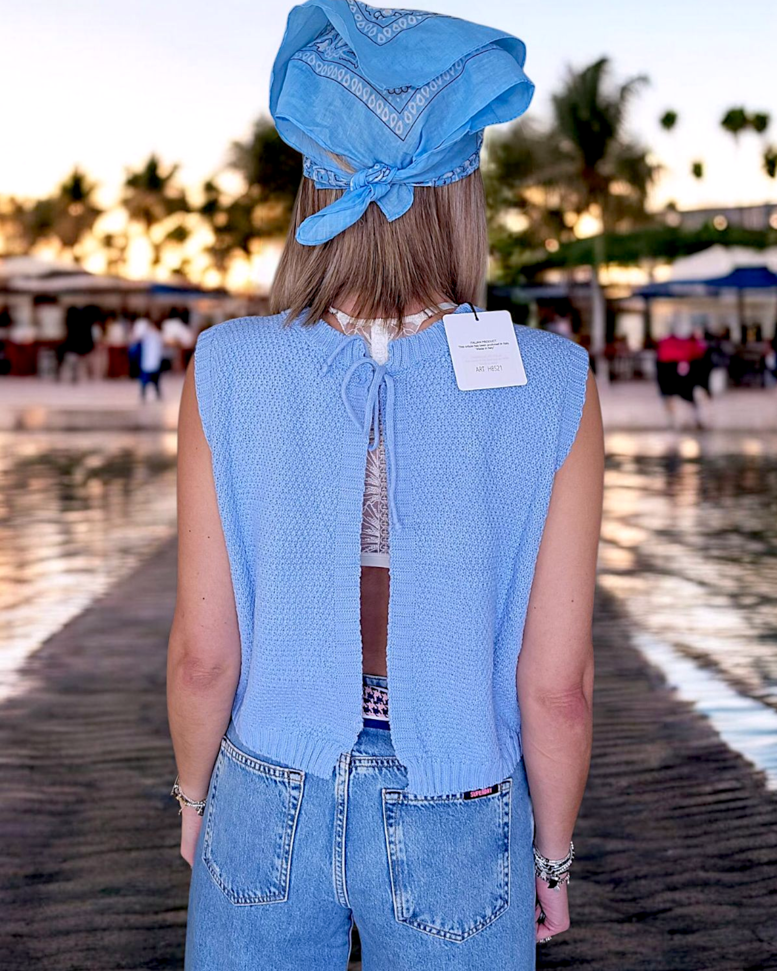 Pull bleu ciel dos nu