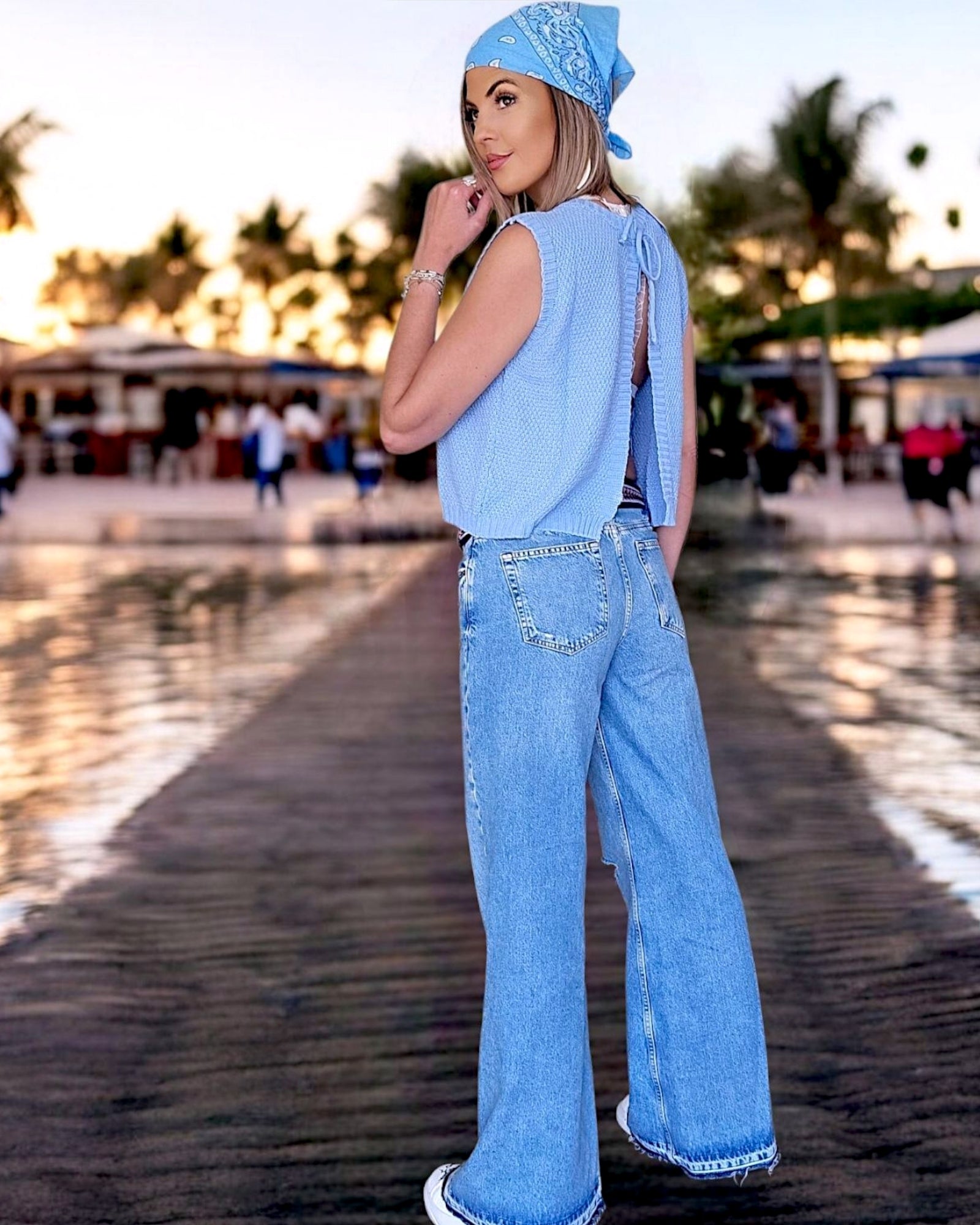 Pull bleu ciel dos nu