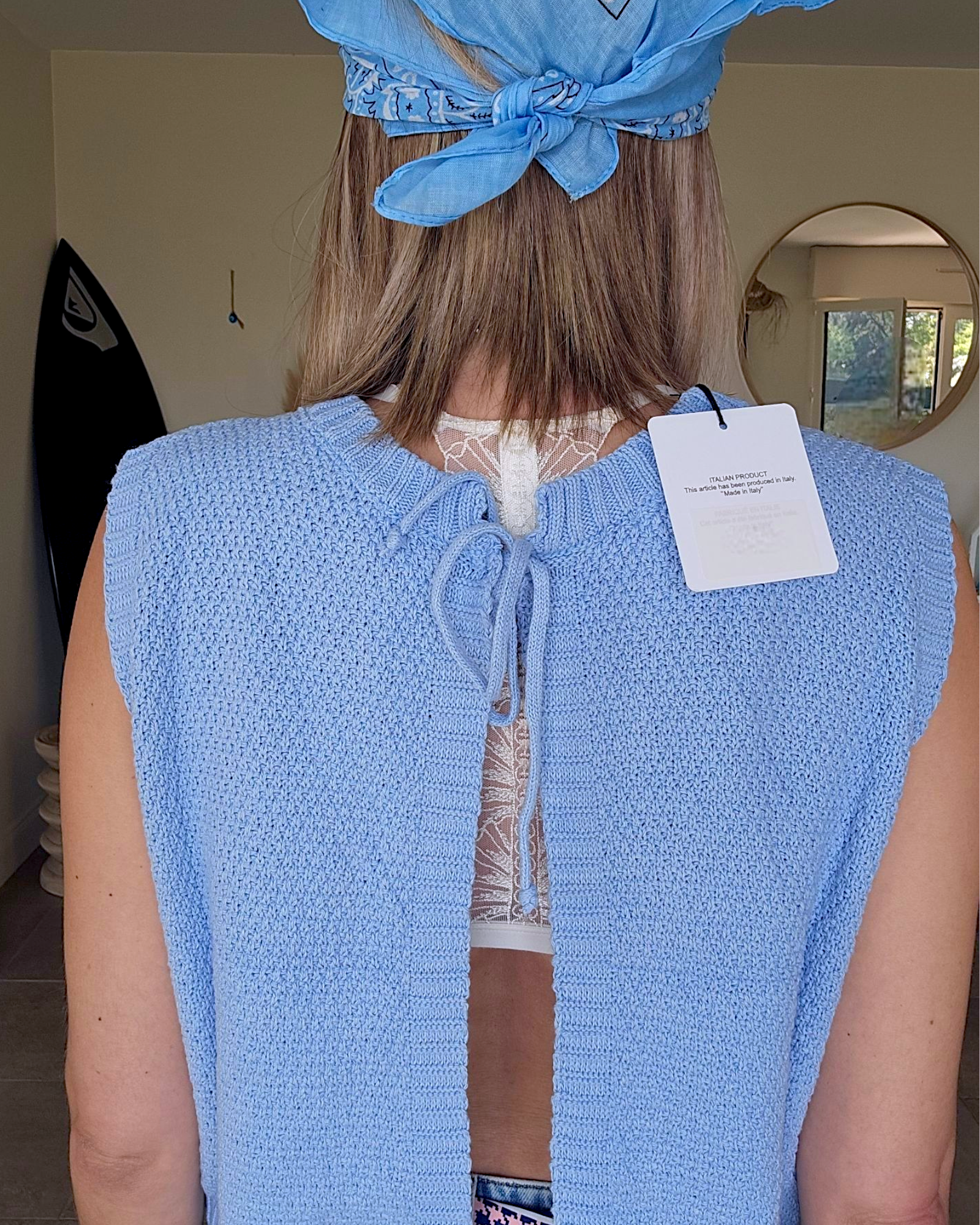Pull bleu ciel dos nu
