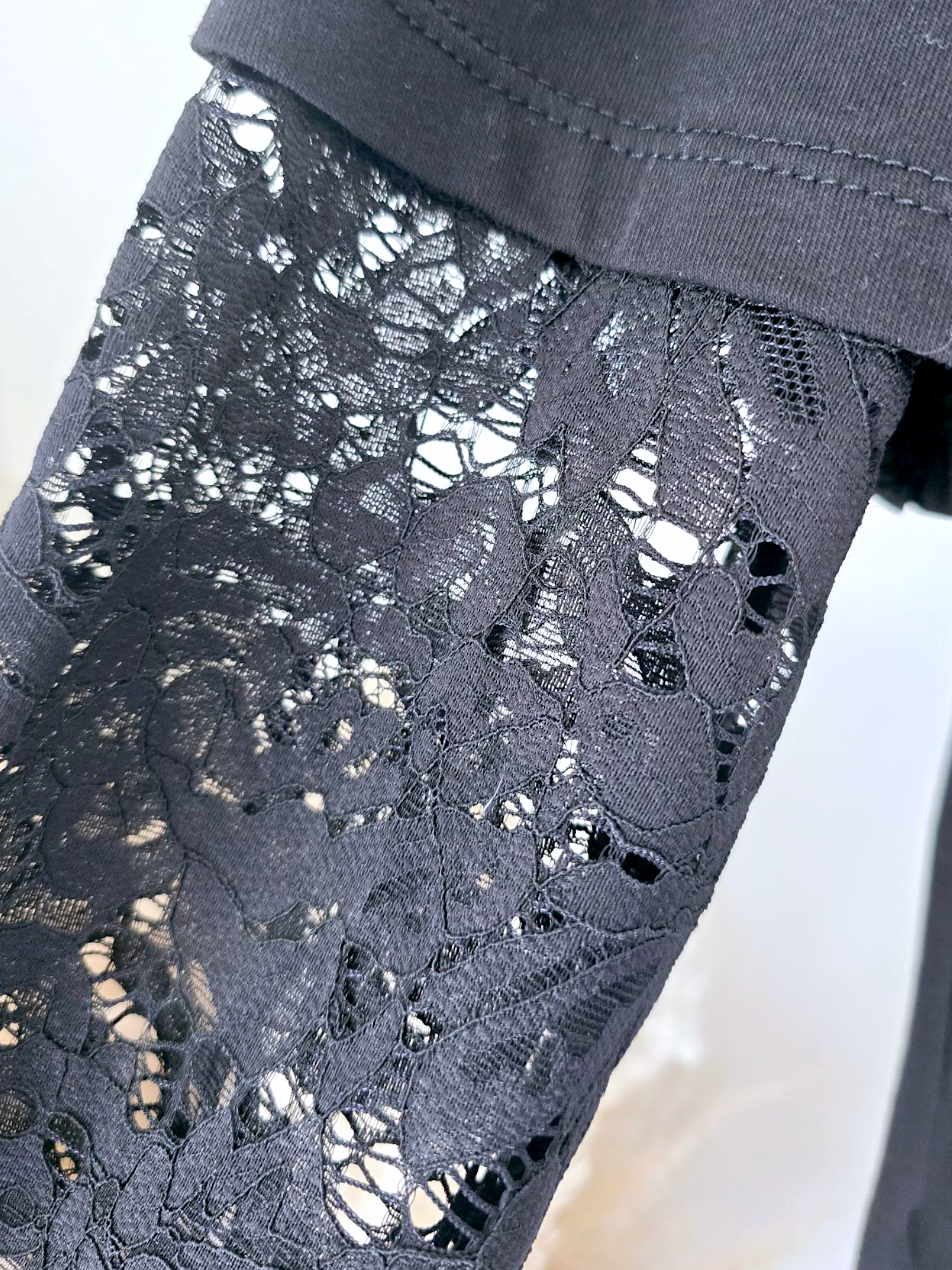 T-shirt noir manches dentelles - 𝐌𝐚𝐫𝐢𝐧𝐚𝟒𝟒𝐟𝐚𝐦𝐢𝐥𝐲