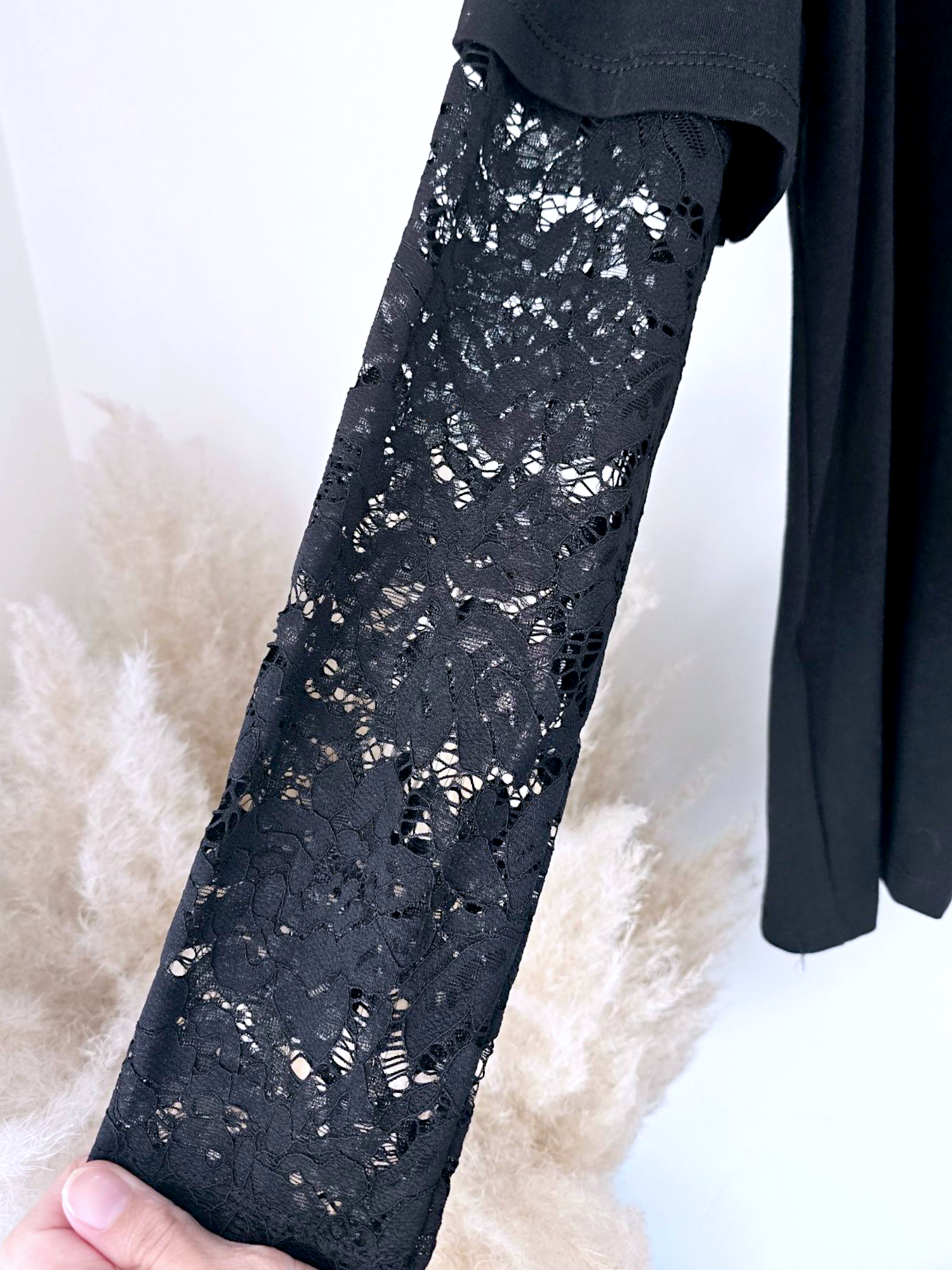T-shirt noir manches dentelles - 𝐌𝐚𝐫𝐢𝐧𝐚𝟒𝟒𝐟𝐚𝐦𝐢𝐥𝐲