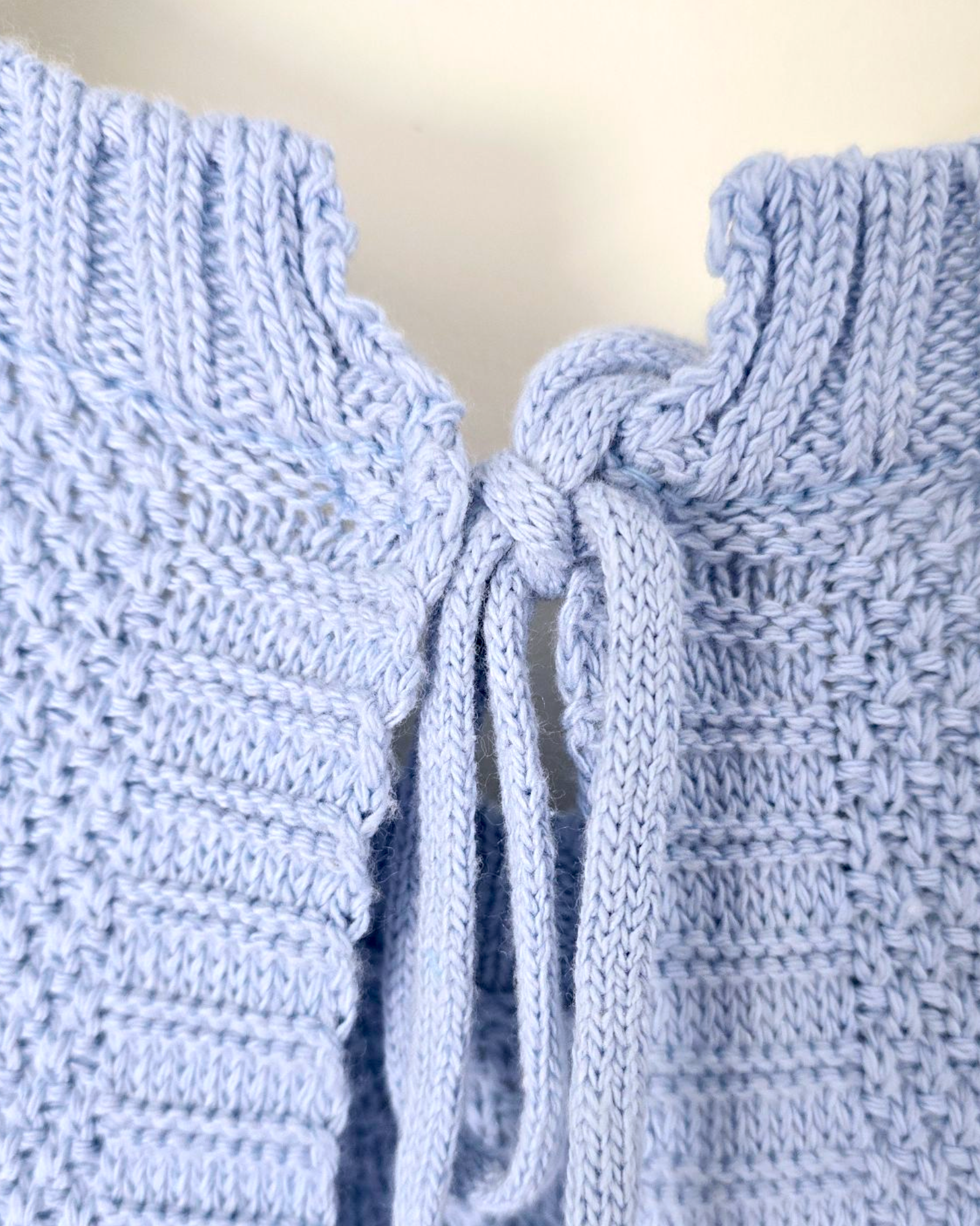 Pull bleu ciel dos nu