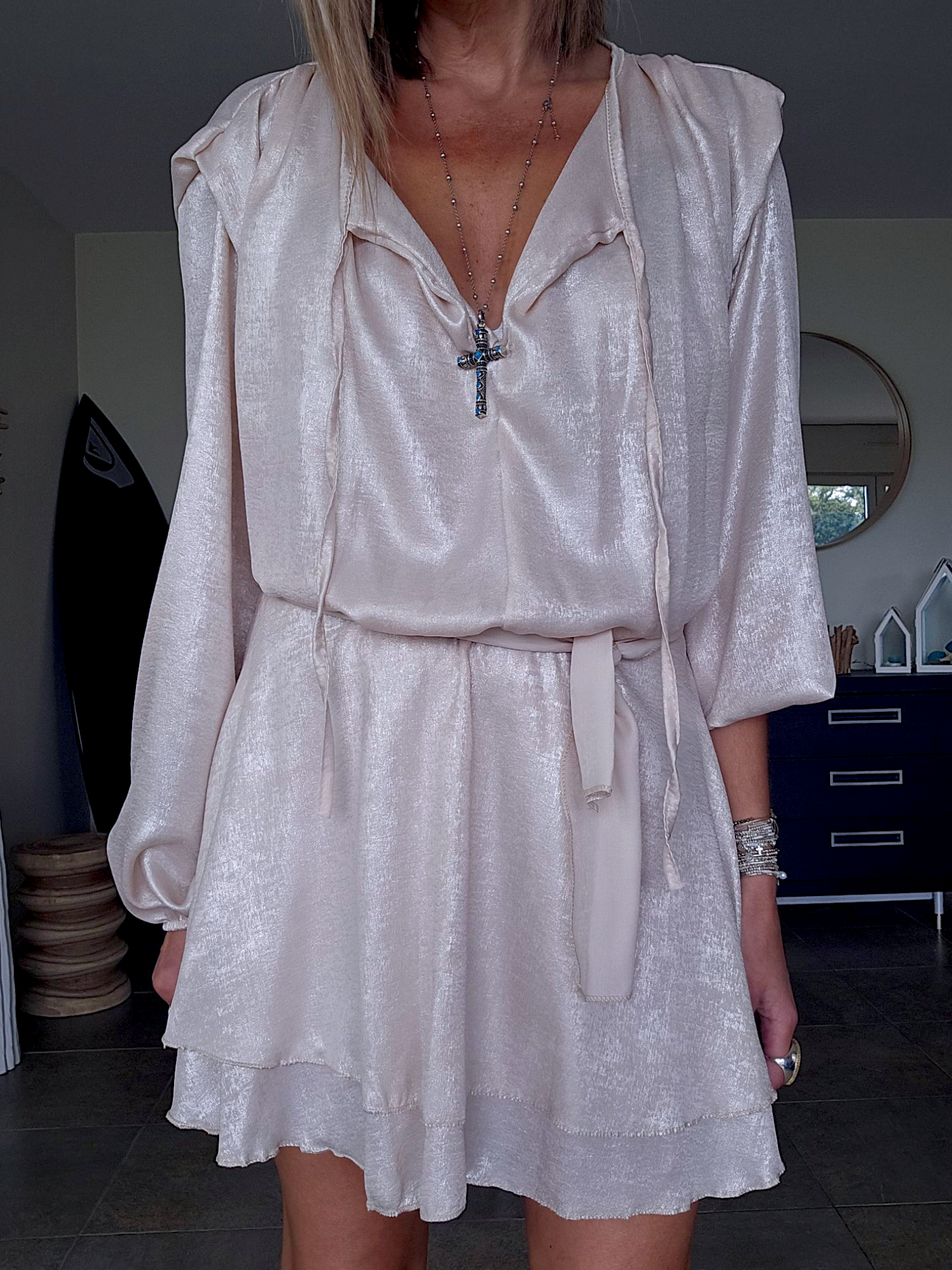 Robe beige et argentée