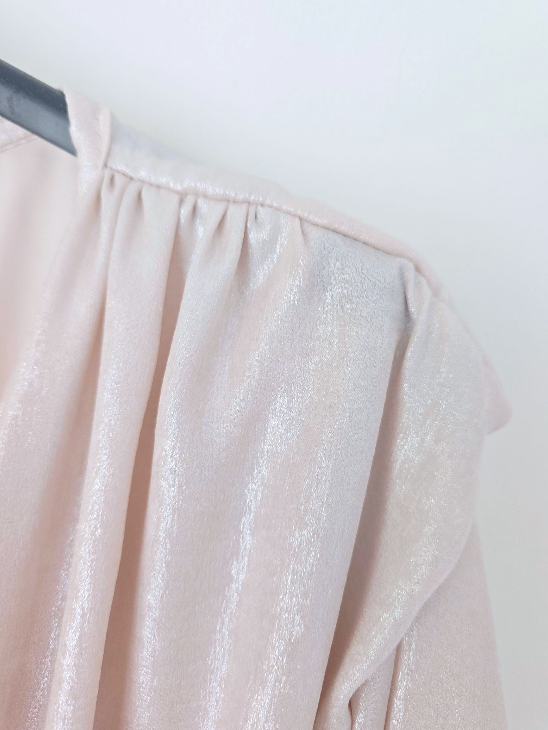 Robe beige et argentée