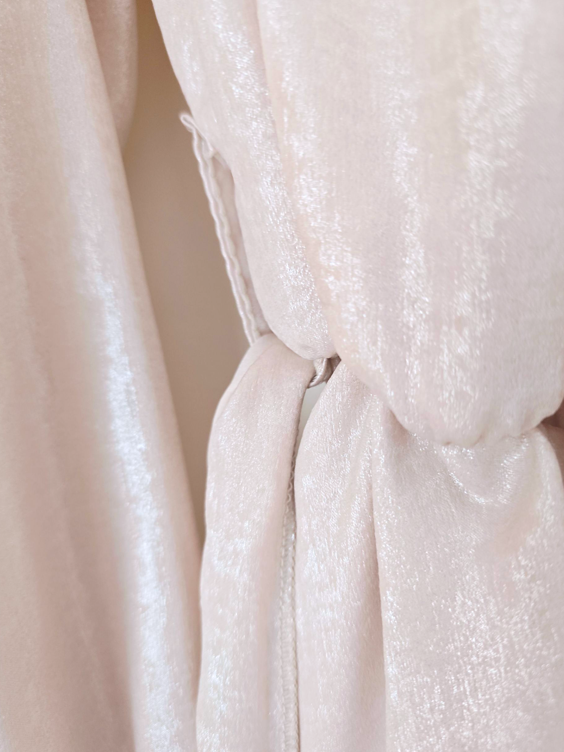 Robe beige et argentée