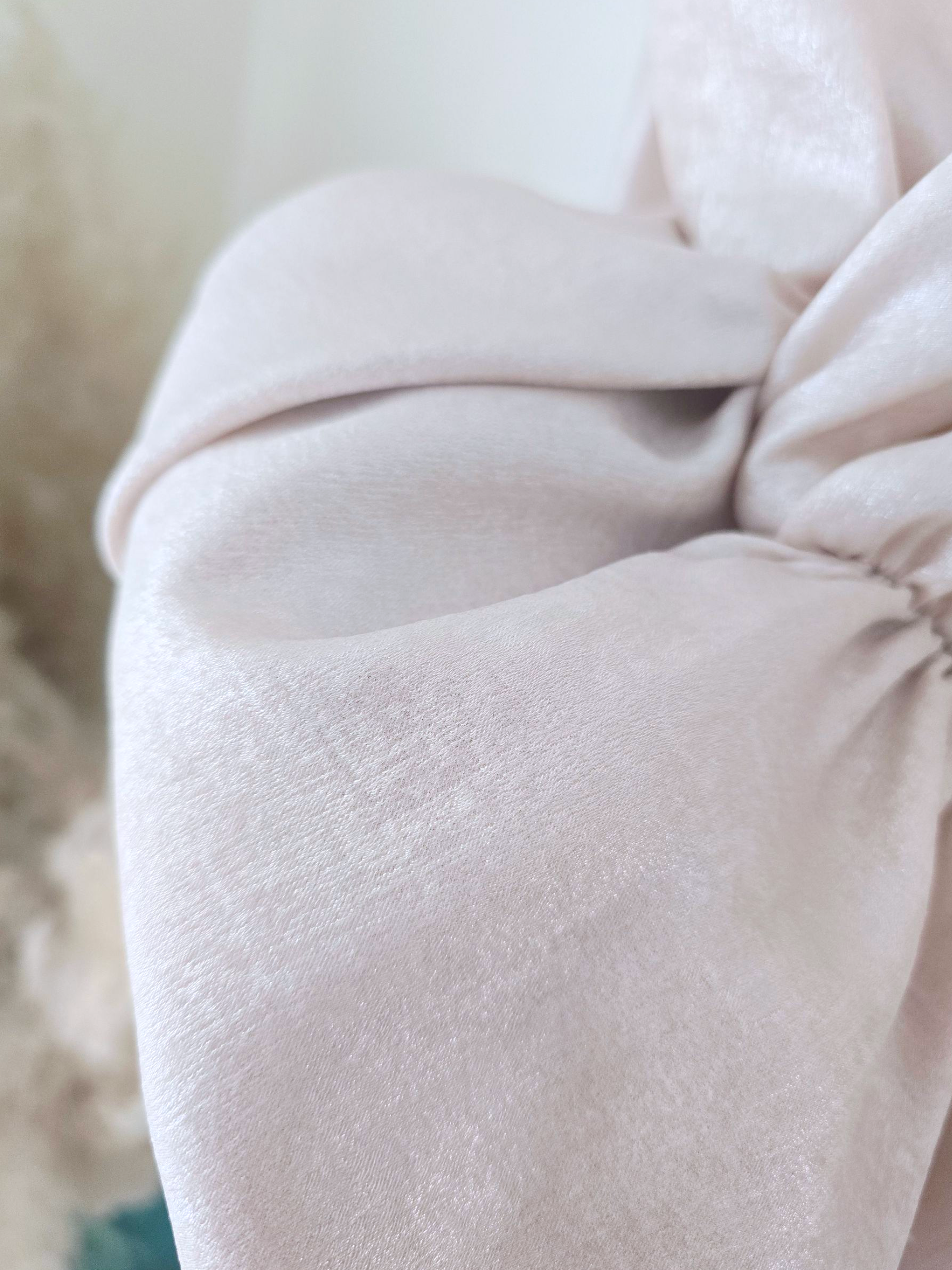 Robe beige et argentée