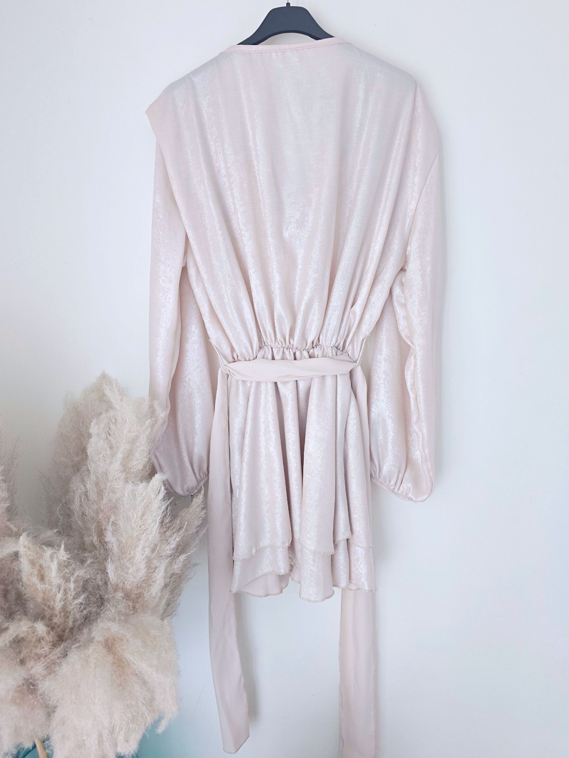 Robe beige et argentée