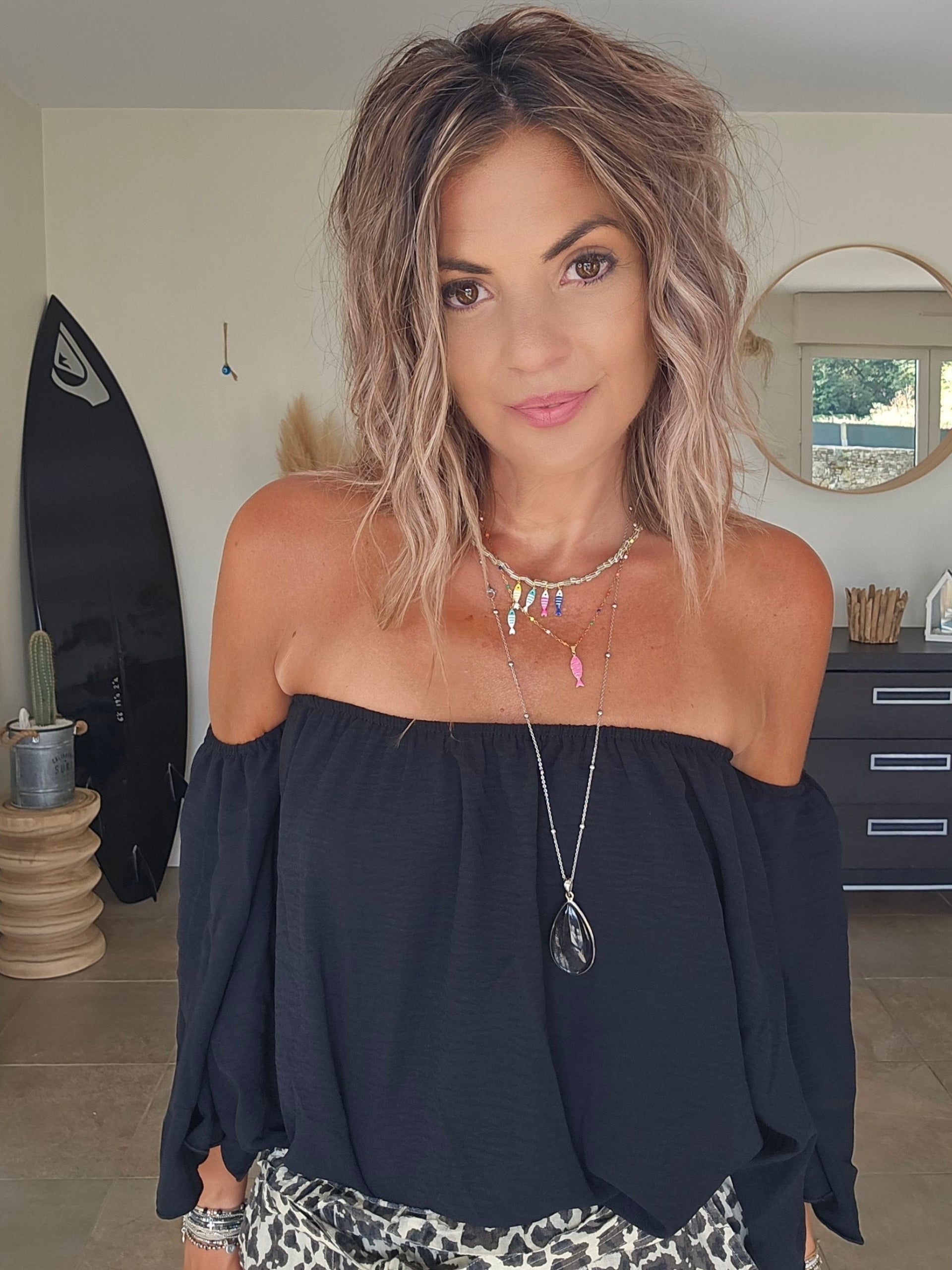 Blouse noire épaules dénudées