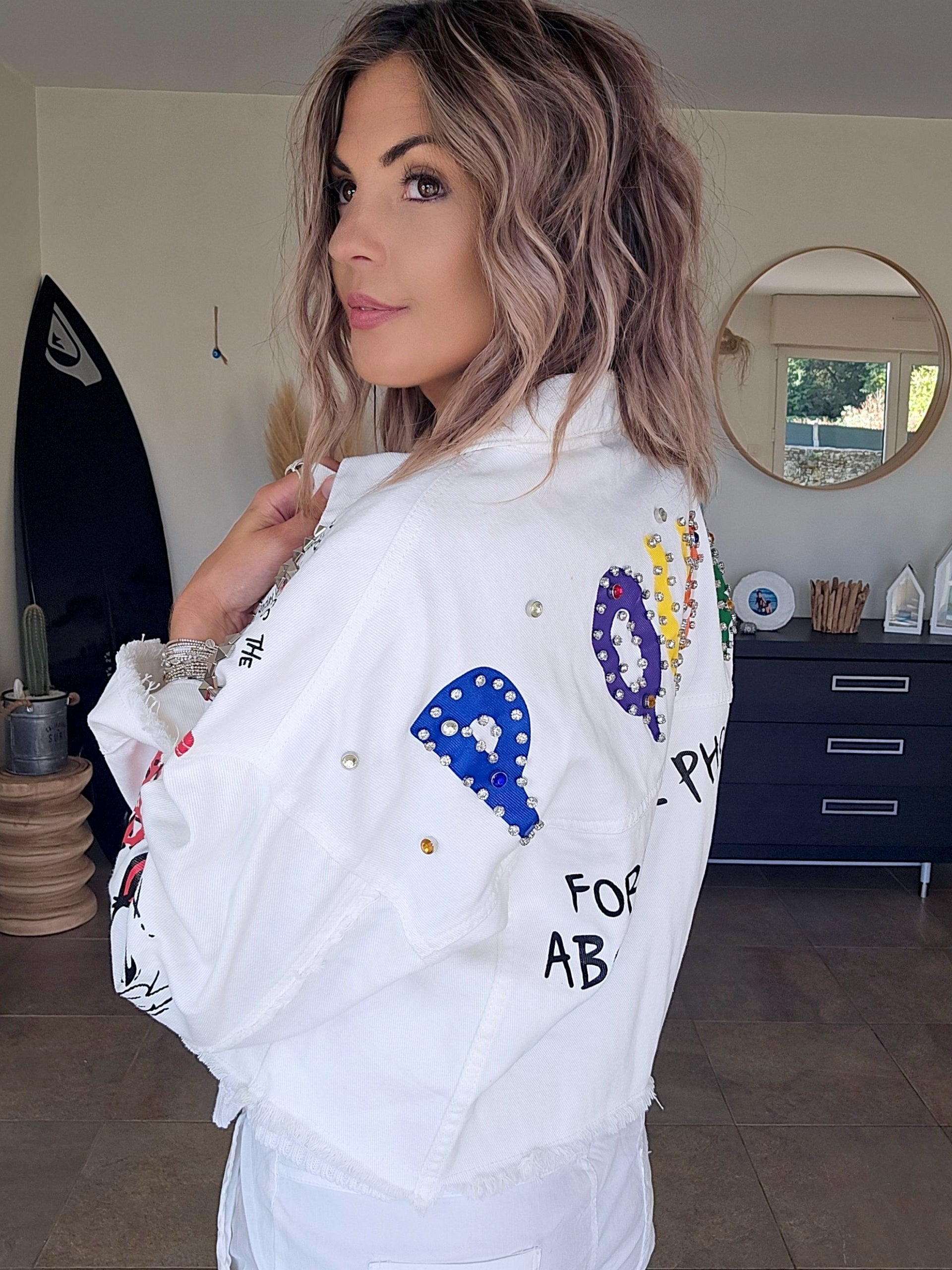 Veste rock blanche à tags